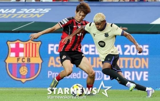 김진수(왼쪽)와 라민 야말. /사진=강영조 기자