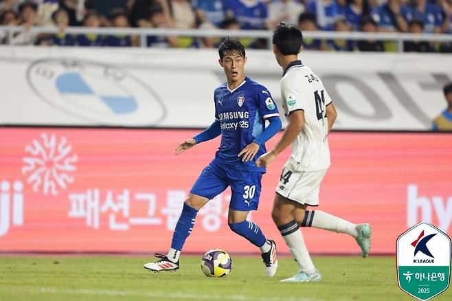 Kang Seong -jin left FC Seoul and moved to Samsung's largest rival Suwon Samsung. /Photo = Korean Professional Football Federation Provided