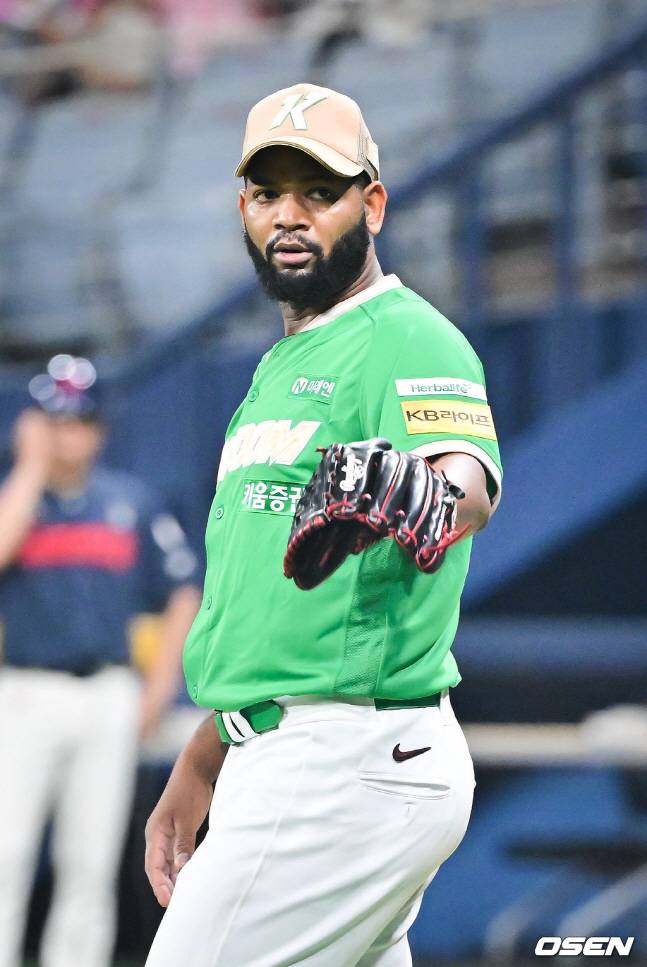 알칸타라가 수비의 도움을 받고 고마움을 표하고 있다.