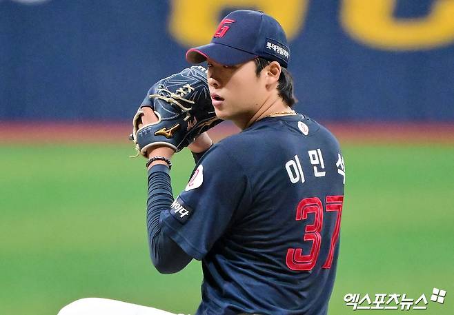 롯데 자이언츠 우완 파이어볼러 이민석이 1일 서울 고척스카이돔에서 열린 2025 신한 SOL Bank KBO리그 키움 히어로즈와의 팀 간 13차전에 선발등판, 6이닝 2실점 호투에도 패전투수가 됐다. 사진 김한준 기자