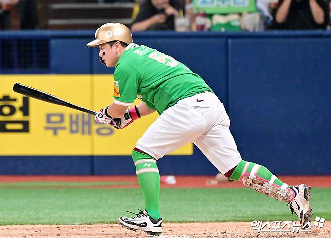 키움 히어로즈 베테랑 타자 최주환이 1일 서울 고척스카이돔에서 열린 2025 신한 SOL Bank KBO리그 롯데 자이언츠와의 팀 간 13차전에서 6회말 결승타를 기록, 팀 7연패 탈출을 견인했다. 사진 김한준 기자
