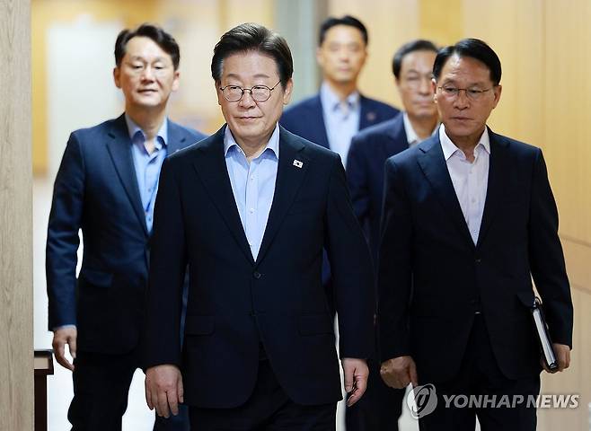 이재명 대통령, 6차 수석·보좌관 회의 참석 (서울=연합뉴스) 홍해인 기자 = 이재명 대통령이 31일 서울 용산 대통령실 청사에서 열린 6차  수석·보좌관 회의에 입장하고 있다. 2025.7.31 [대통령실통신사진기자단] hihong@yna.co.kr