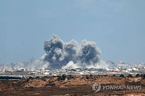 가자지구 북부 폭격 (가자지구 EPA=연합뉴스) 2025년 7월 31일(현지시간) 이스라엘군의 폭격으로 가자지구 북부에서 연기가 피어오른 모습을 이스라엘군 측에서 촬영한 사진. (EPA/ATEF SAFADI) 2025.8.1.