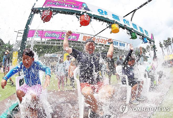 평창더위사냥축제 물양동이 체험 [평창군 제공. 재판매 및 DB 금지]