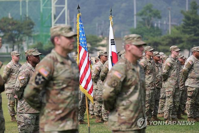 태극기와 성조기 (동두천=연합뉴스) 임병식 기자 = 18일 오전 경기도 동두천시 캠프 케이시에서 열린 주한미군 순환배치 여단 임무교대식에서 태극기와 성조기가 나란히 놓여 있다. 
    미 4사단 1스트라이커여단(레이더 여단)은 한반도에서 임무를 수행했던 미 7사단 1스트라이커여단(고스트 여단)과 교대해 9개월 동안 스트라이커 장갑차를 운용한다. 2025.6.18 andphotodo@yna.co.kr