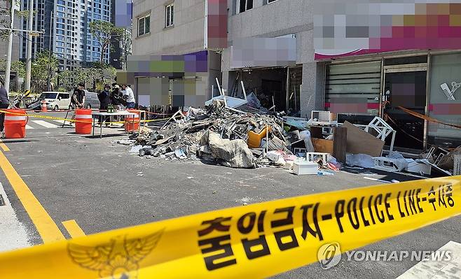 창원 건물 천장 붕괴로 4명 사상 (창원=연합뉴스) 정종호 기자 = 1일 창원 마산회원구 양덕동 노후 건물 천장 붕괴 사고 현장 모습. 전날 밤 이곳 건물 2층 바닥(1층 천장)이 무너져 1층에 있던 50대가 숨지고, 2층에 있던 3명이 경상을 입었다. 2025.8.1 jjh23@yna.co.kr