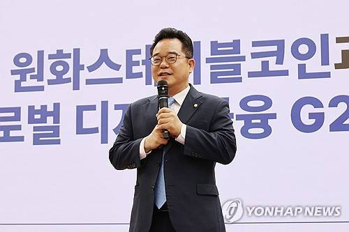 원화 스테이블코인 도입 필요성 설명하는 민병덕 의원     (서울=연합뉴스) 김주성 기자 = 더불어민주당 민병덕 의원이 22일 서울 여의도 국회 의원회관에서 열린 '경제는 민주당, 코스피 5000시대 실현을 위해 민주당이 할 일(금융편)' 토론회에서 원화 스테이블 코인 도입을 통한 글로벌 디지털 금융 전략에 관해 강연하고 있다. 2025.7.22
    utzza@yna.co.kr (끝)