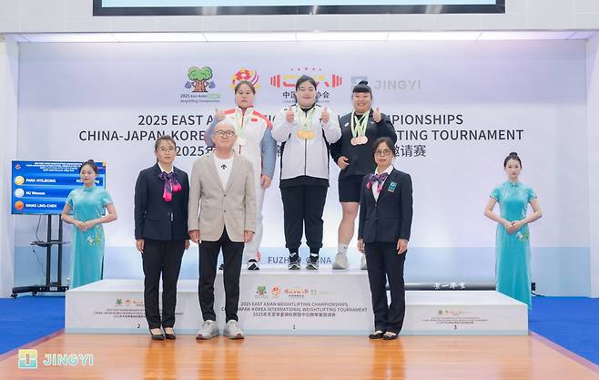 박혜정, 제2회 동아시아역도선수권 우승 (서울=연합뉴스) 박혜정(뒷줄 가운데)이 1일 중국 푸저우에서 열린 제2회 동아시아역도선수권대회 여자 최중량급(86㎏ 이상) 경기에서 우승한 뒤, 시상식에서 기념 촬영하고 있다. [대한역도연맹 제공. 재판매 및 DB금지]