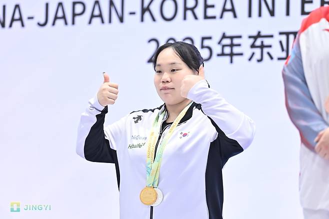 이지연, 동아시아역도선수권 여자 86㎏급 우승 (서울=연합뉴스) 이지연이 1일 중국 푸저우에서 열린 제2회 동아시아역도선수권대회 여자 86㎏급 경기에서 우승한 뒤, 시상식에서 엄지를 들고 있다. [대한역도연맹 제공. 재판매 및 DB금지]