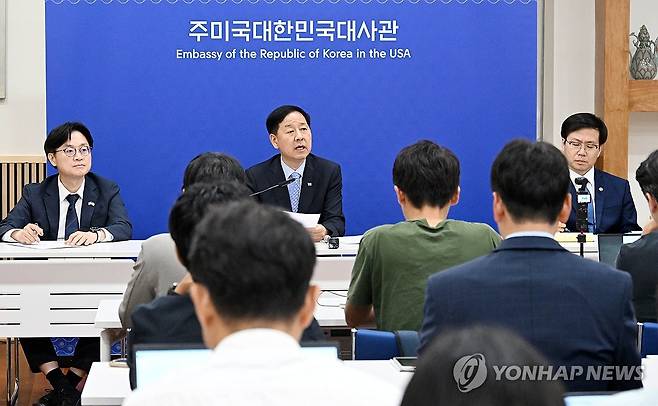 한미 통상협의 결과 현지 브리핑 (서울=연합뉴스) 구윤철 경제부총리 겸 기획재정부 장관이 지난달 30일(현지시간) 미국 워싱턴DC 주미한국대사관에서 열린 '한-미 통상협의 결과브리핑'에서 발표문을 낭독하고 있다. 왼쪽부터 김정관 산업통상자원부 장관, 구윤철 부총리, 여한구 통상교섭본부장. 2025.7.31 [기획재정부 제공. 재판매 및 DB 금지] photo@yna.co.kr