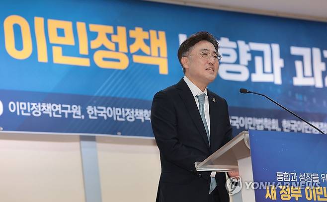 환영사 대독하는 이진수 법무부 차관 (서울=연합뉴스) 김인철 기자 = 이진수 법무부 차관이 1일 서울 종로구 연합뉴스 연우홀에서 열린 '통합과 성장을 위한 새 정부 이민정책 방향과 과제' 포럼에서 정성호 법무부 장관의 환영사를 대독하고 있다. 2025.8.1 yatoya@yna.co.kr
