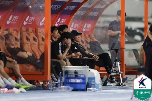 경기장을 바라보는 울산 HD 코칭스태프 [한국프로축구연맹 제공. 재판매 및 DB 금지]