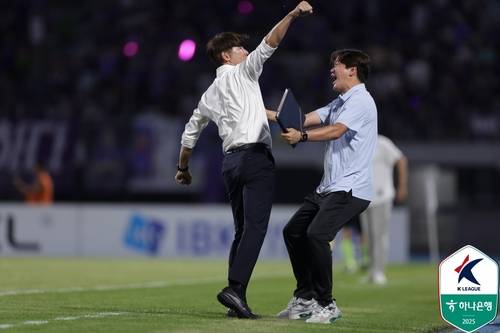 승리를 환호하는 수원FC 김은중 감독 [한국프로축구연맹 제공. 재판매 및 DB 금지]