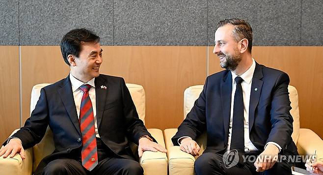 대화하는 한-폴 국방부 장관 (서울=연합뉴스) 안규백 국방부 장관이 1일(현지시간) 폴란드 바르샤바 글리비체에 있는 회담장으로 이동하기에 앞서 공항 대기실에서 브와디스와프 코시니악-카미슈 폴란드 부총리 겸 국방부 장관과 대화하고 있다. 2025.8.1 [국방부 제공. 재판매 및 DB 금지] photo@yna.co.kr