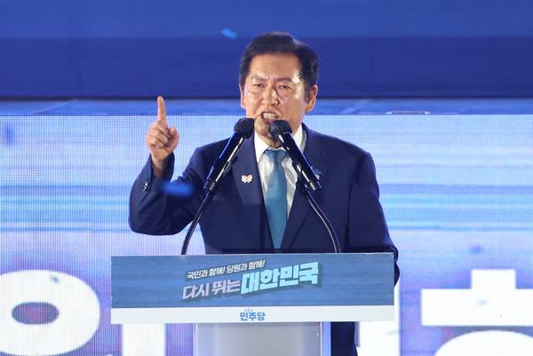 더불어민주당 정청래 신임 당대표가 2일 고양 킨텍스에서 열린 전국당원대회에서 당대표직 수락연설을 하고 있다. 2025.8.2 /연합뉴스