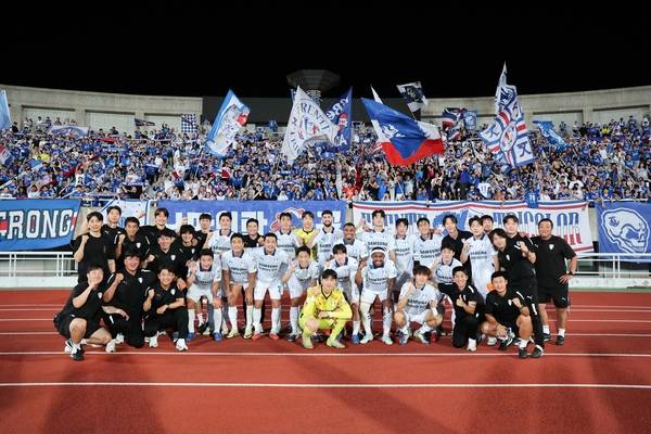 K리그2 수원삼성이 천안시티FC에 승리하고 기념사진을 촬영하고 있다. 2025.8.2 /한국프로축구연맹 제공