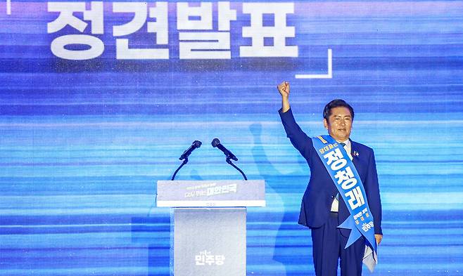 ▲ 2일 고양 킨텍스에서 열린 '제2차임시전국당원대회'에서 더불어민주당 정청래 당대표 후보가 주먹을 보이며 정견발표를 마치고 있다. /이호윤 기자 256@incheonilbo.com