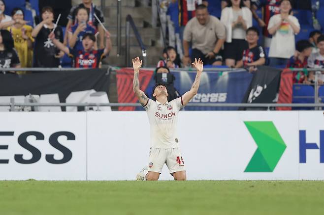 2일 울산문수축구경기장서 열린 하나은행 K리그1 20라운드 순연 경기서 울산을 상대로 결승골을 터트린 수원FC의 윌리안이 세리머니를 하고 있다. 사진=한국프로축구연맹