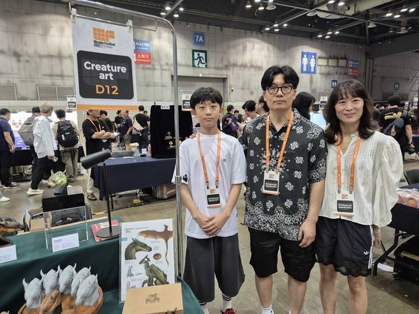 '크리처아트' 김재민 원화가와 가족들. [사진=곽경호 기자]