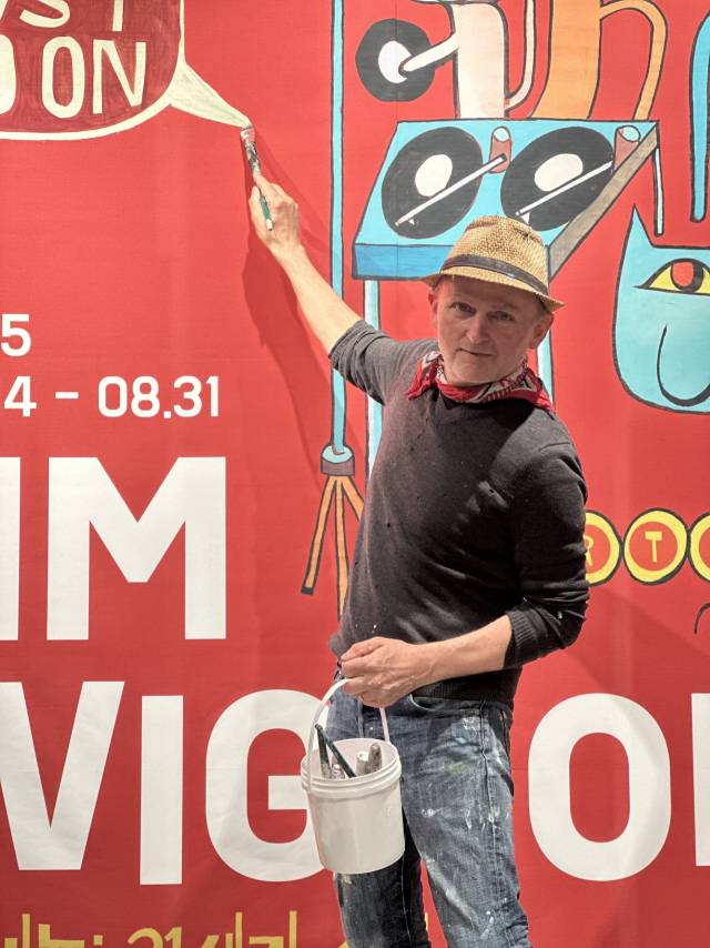 부산 수영구 광안리에서 지난해 8월 문을 연 복합문화공간 포디엄다이브를 찾은 짐 아비뇽 작가. 김은영 기자 key66@