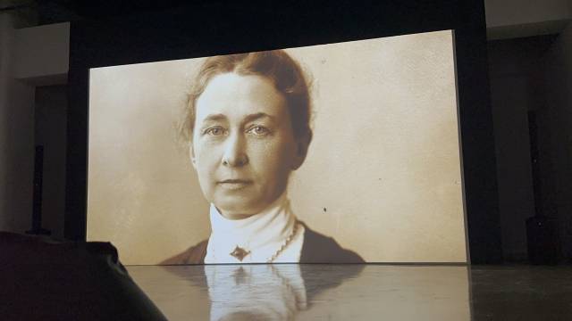 추상 미술의 선구자 힐마 아프 클린트를 국내에 본격적으로 소개하는 대규모 회고전 ‘힐마 아프 클린트: 적절한 소환’이 지난 18일 부산 사하구 부산현대미술관 2층 전시실5에서 개막했다. 사진은 다큐멘터리에 나온 힐마 모습. 김은영 기자 key66@