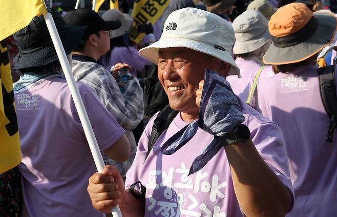 미소 지으며 기념 사진을 찍는 행진 참가자. ⓒ제주의소리