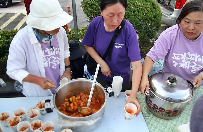 주최 측이 준비한 떡볶이 ⓒ제주의소리