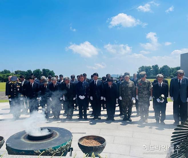 제주4.3유족회-재향경우회 합동 참배
