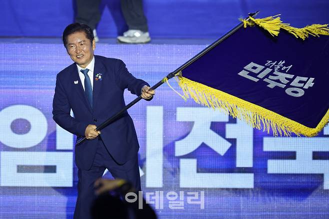 정청래 더불어민주당 신임 당대표가 2일 경기 고양 킨텍스에서 열린 제2차 임시전국당원대회에서 당기를 흔들고 있다. (사진=방인권 기자)