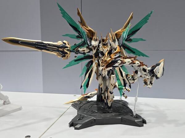 - 다양한 피규어를 전시 중이다