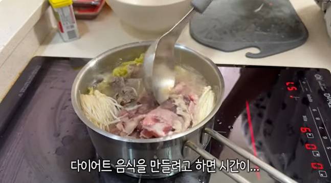 고기와 야채를 한꺼번에 넣고 끓인 정주리 표 샤브샤브. [사진=유튜브 캡처]