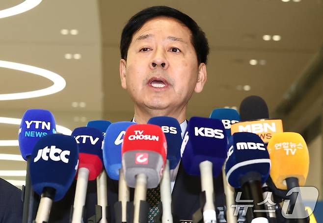구윤철 경제부총리 겸 기획재정부 장관이 1일 오후 인천국제공항 제2터미널에서 한미 관세협상 관련 취재진 질의에 답변하고 있다. 2025.8.1/뉴스1 ⓒ News1 김민지 기자