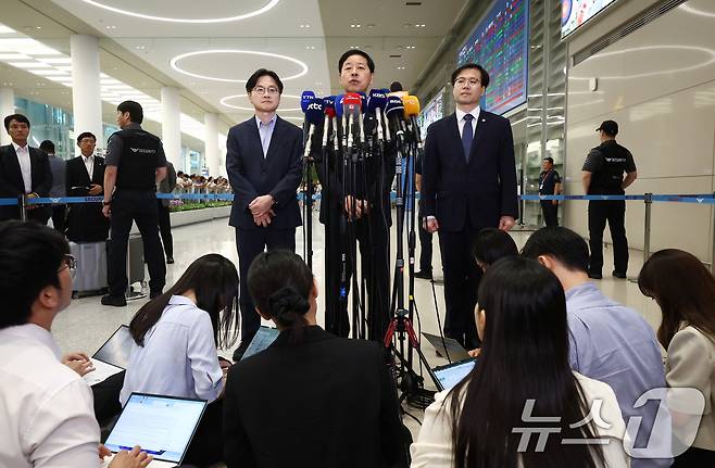 구윤철 경제부총리 겸 기획재정부 장관이 1일 오후 인천국제공항 제2터미널에서 한미 관세협상 관련 취재진 질의에 답변하고 있다. 왼쪽부터 김정관 산업통상자원부 장관, 구 부총리, 여한구 통상교섭본부장. 2025.8.1/뉴스1 ⓒ News1 김민지 기자