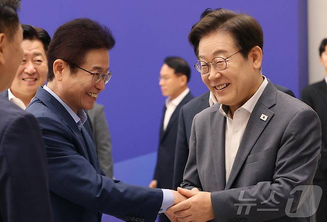 이철우 경북지사는 1일 대통령실에서 열린 ‘2025년 시도지사 간담회’에 참석해 지역 주요 현안을 대통령에게 직접 설명하고, 정부 차원의 관심과 지원을 요청했다 ⓒ News1 김대벽기자