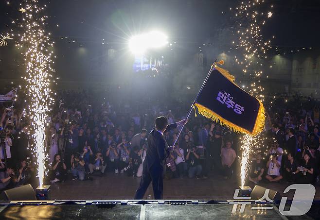 정청래 더불어민주당 신임 당대표가 2일 경기 고양시 킨텍스에서 열린 제2차 임시전국당원대회에서 당기를 흔들고 있다. (공동취재) 2025.8.2/뉴스1 ⓒ News1 유승관 기자