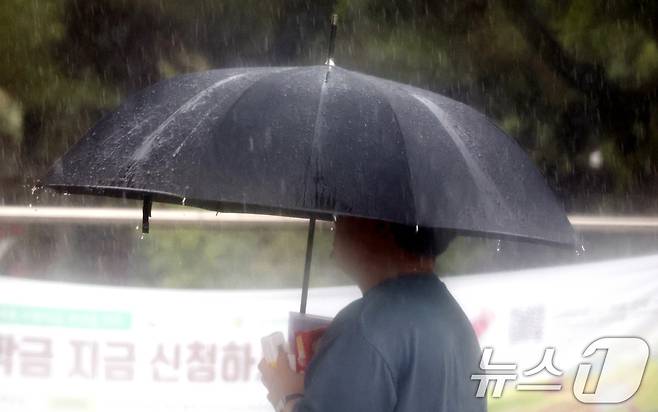 전북 전주시 전북대학교 캠퍼스에서 우산을 쓴 시민들이 발걸음을 재촉하고 있다. 2025.7.16/뉴스1 ⓒ News1 유경석 기자