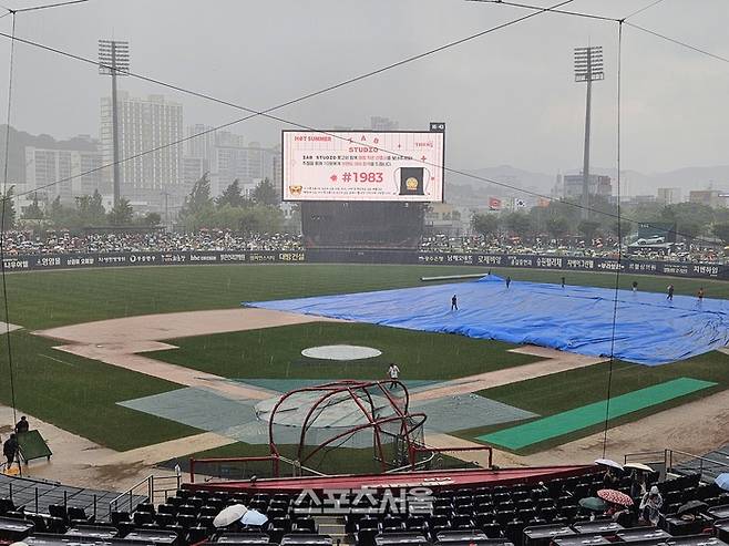 한화와 KIA가 2일 오후 6시 광주-기아 챔피언스 필드에서 2025 KBO리그 주말 3연전 두 번째 경기를 앞둔 가운데 갑작스럽게 많은 비가 내리면서 그라운드가 물에 잠겼다. 광주 | 김동영 기자 raining99@sportsseoul.com