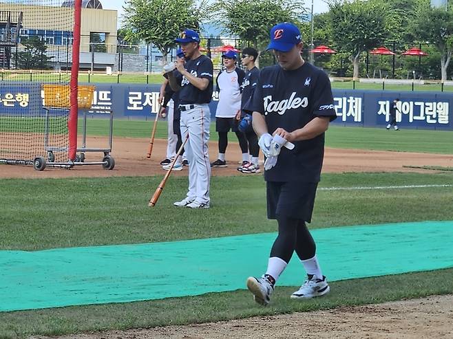 한화 손아섭(오른쪽)이 1일 광주-기아 챔피언스 필드에서 2025 KBO리그 KIA전에 앞서 훈련하고 있다. 31일 트레이드된 손아섭은 이날 팀에 합류했다. 광주 | 김동영 기자 raining99@sportsseoul.com