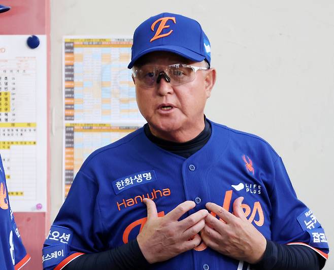 한화 김경문 감독이 1일 광주-기아 챔피언스 필드에서 열린 2025 KBO리그 KIA전에서 선수에게 조언하고 있다. 사진 | 광주=연합뉴스