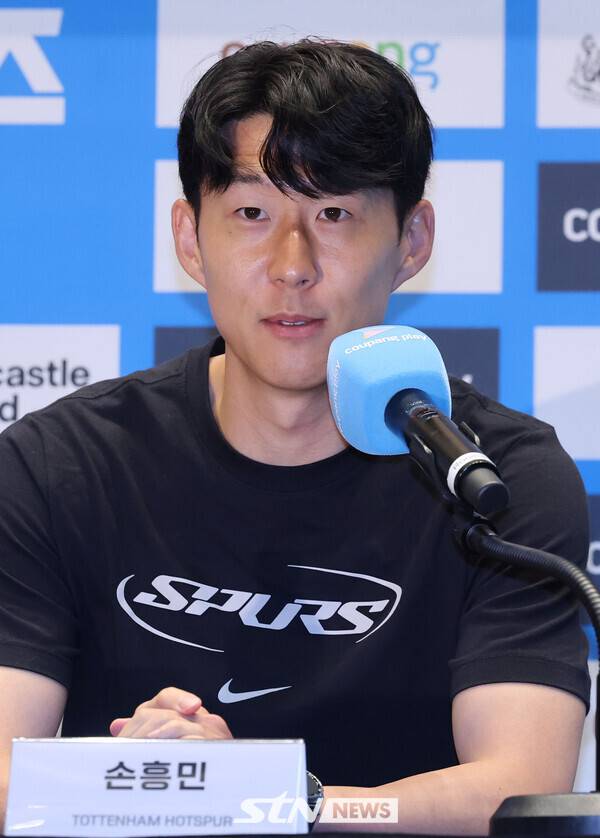 잉글랜드 프리미어리그 토트넘 홋스퍼 손흥민이 2일 오전 서울 여의도 IFC몰에서 열린 2025 쿠팡플레이 시리즈 토트넘 기자회견에서 취재진 질의에 답하고 있다. /사진=뉴시스