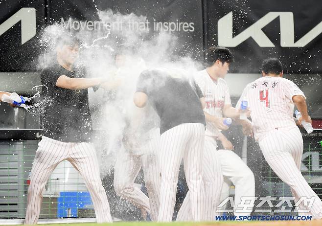 1일 광주 기아챔피언스필드에서 열린 KIA 타이거즈와 한화 이글스의 경기. KIA 이적 후 첫 승리 거둔 김시훈이 동료들의 물세례를 받고 있다. 광주=박재만 기자 pjm@sportschosun.com/2025.08.01/