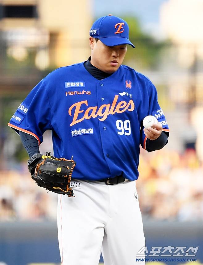 경기 초반 수비 실책이 실점으로 연결되자 류현진은 아쉬워했다.