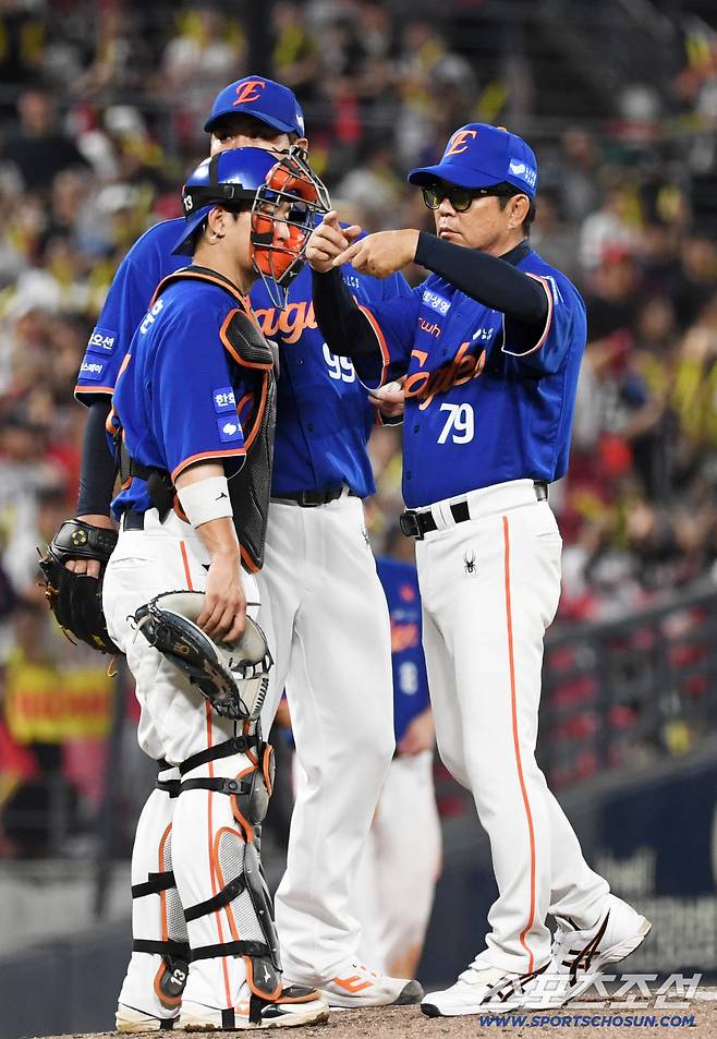 6회 1사 2루 마운드를 찾은 양상문 코치는 류현진과 대화를 나눈 뒤 투수 교체를 단행했다.