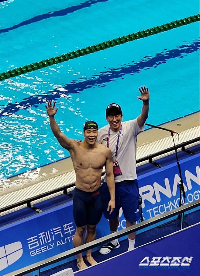 항저우아시안게임 금메달 후 지유찬과 김효열 경영대표팀 감독,