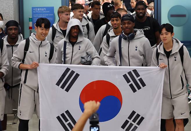 입국하는 토트넘 홋스퍼 선수들

    (영종도=연합뉴스) 김도훈 기자 = 잉글랜드 프리미어리그 토트넘 홋스퍼 손흥민, 양민혁을 비롯한 선수들이 1일 인천국제공항 제1터미널을 통해 입국하고 있다.

    토트넘은 오는 3일 오후 8시 서울 월드컵경기장에서 뉴캐슬 유나이티드와 친선전을 치른다. 2025.8.1

    superdoo82@yna.co.kr

(끝)





<저작권자(c) 연합뉴스, 무단 전재-재배포, AI 학습 및 활용 금지>