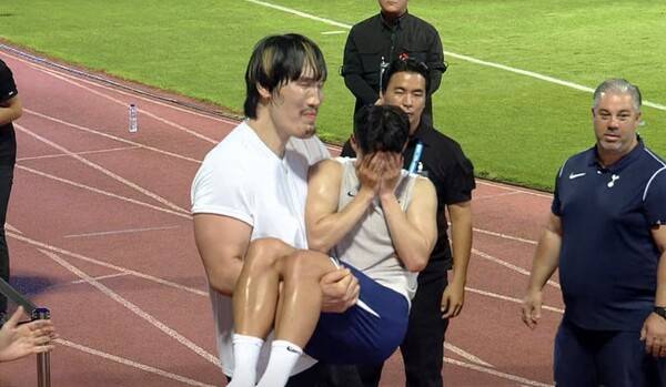 최홍만에게 안겨 부끄러워하는 손흥민. ⓒ쿠팡플레이