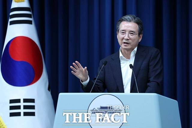 김용범 대통령실 정책실장이 지난달 31일 서울 용산 대통령실에서 관세협상 타결 관련 브리핑을 열고 질문에 답하는 모습. /뉴시스