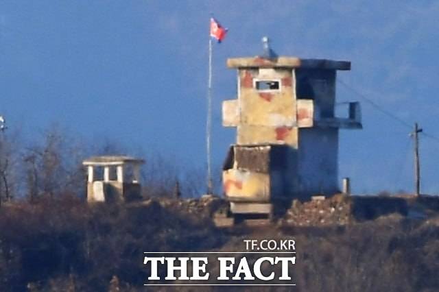 정동영 통일부 장관은 취임 직후 대북 민간 접촉의 문을 활짝 열었지만 현실은 녹록지 않다는 지적이 나온다. 북한이 대남 기구를 모조리 정리하는 바람에 대북 민간 라인 구축을 처음부터 다시 시작해야 한다는 이유에서다. 사진은 경기도 파주시 탄현면 일대에서 바라본 북한군 초소. /더팩트DB