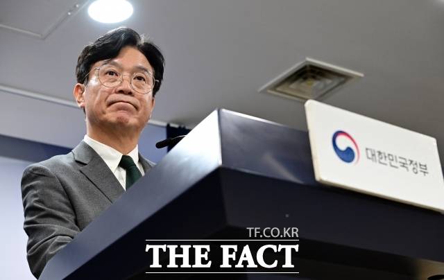 김영훈 고용노동부 장관이 지난달 29일 오후 서울 종로구 정부서울청사에서 노동조합 및 노동관계조정법 개정(안) 브리핑을 마친 뒤 취재진의 질문을 받고 있다. /임영무 기자