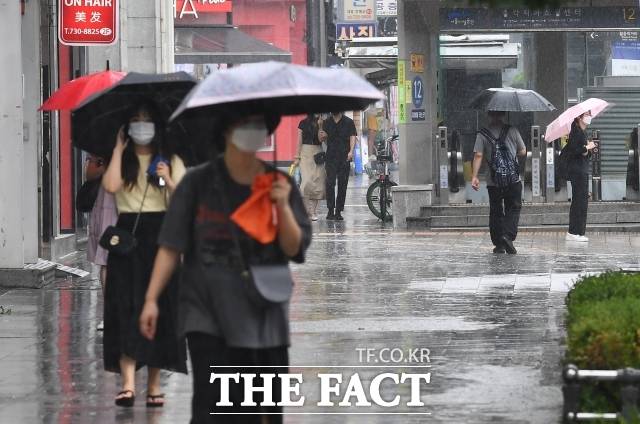 일요일인 3일 수도권과 서부 지역을 중심으로 많은 비가 예상되고 있다. /더팩트 DB